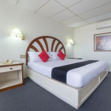 Capital O Hotel Casa Real Celaya เคลาญา ภายนอก รูปภาพ