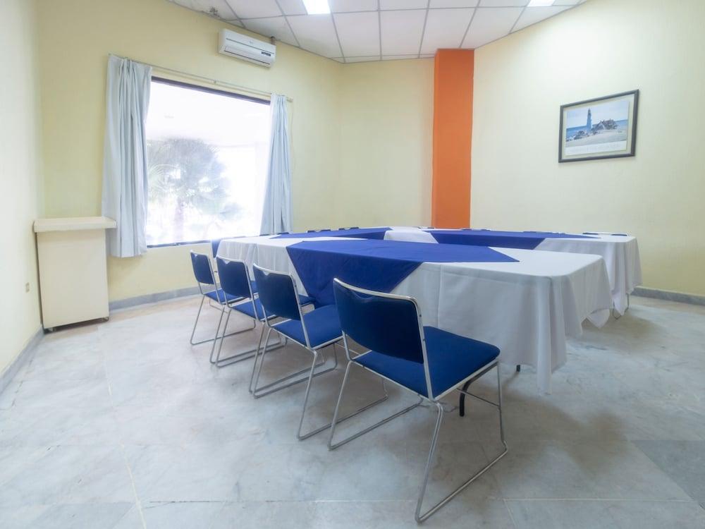 Capital O Hotel Casa Real Celaya เคลาญา ภายนอก รูปภาพ